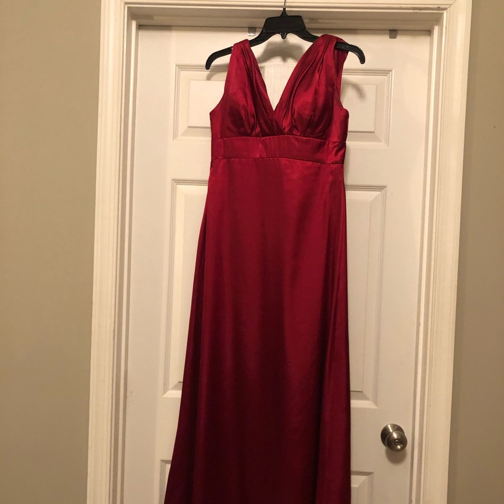 Long bridesmaids dress on the color wine